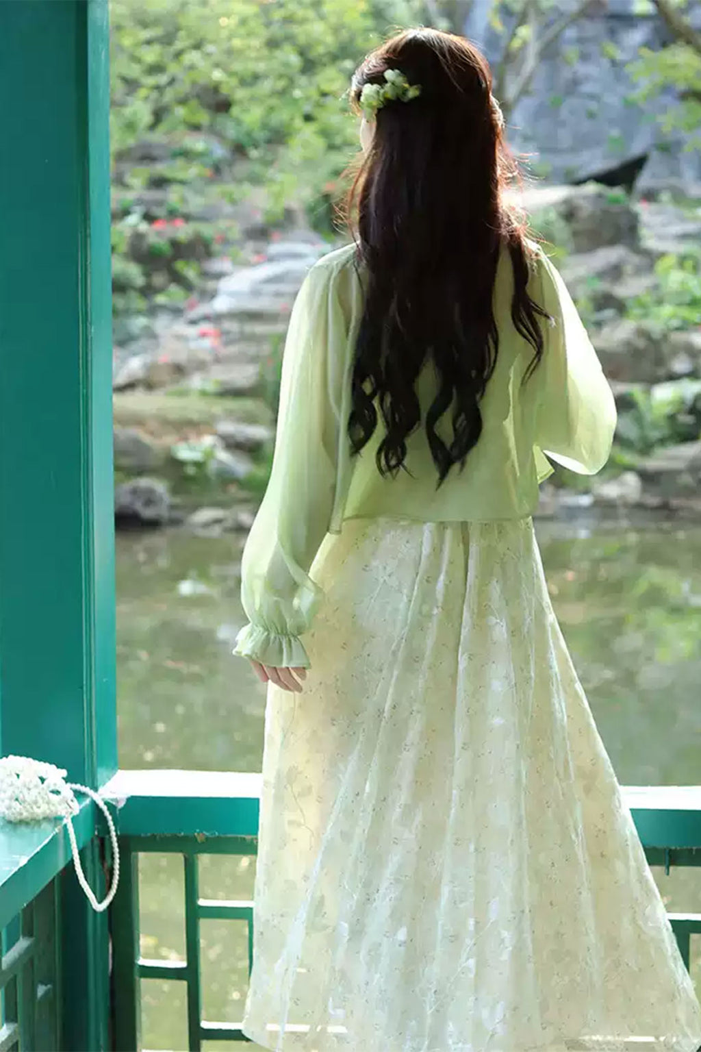 Modern Hanfu in White and Green with New Chinese Style - fenglingmuyu 风铃木语
