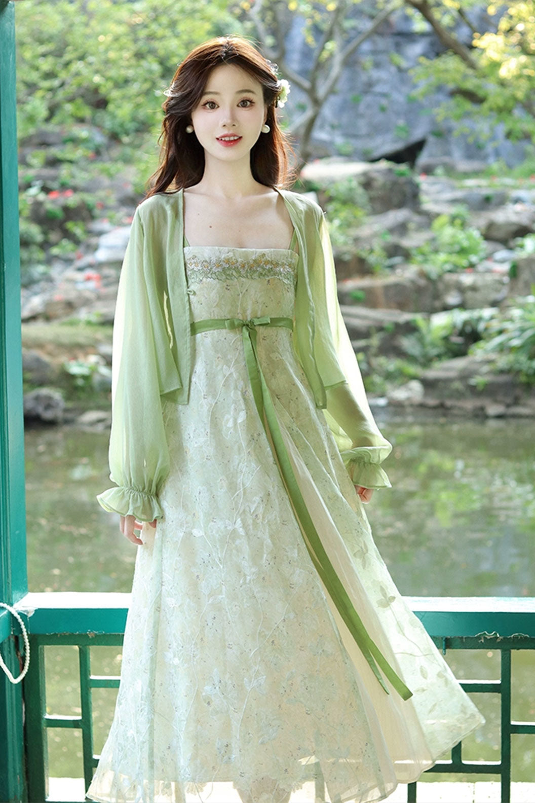 Modern Hanfu in White and Green with New Chinese Style - fenglingmuyu 风铃木语