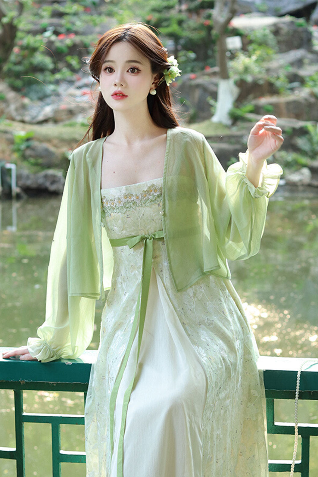 Modern Hanfu in White and Green with New Chinese Style - fenglingmuyu 风铃木语