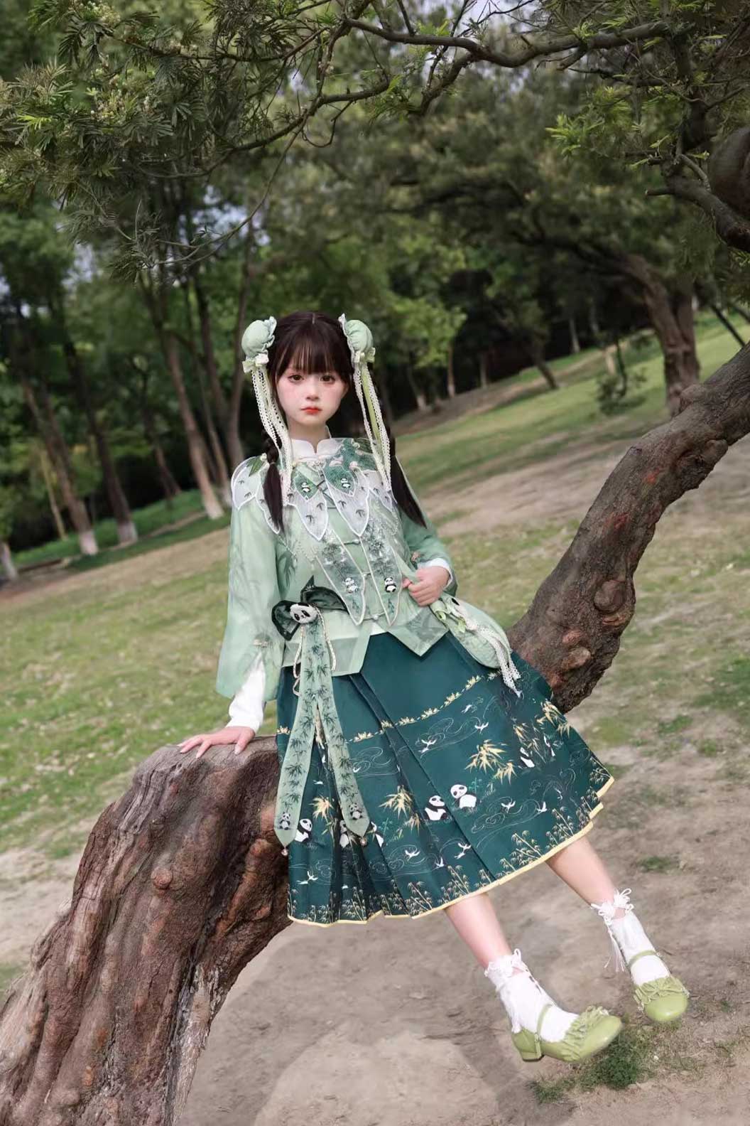 Myth & Legend hanfu with panda embroidery and cloud shoulder new chinese style - yunduanwu 云端舞
