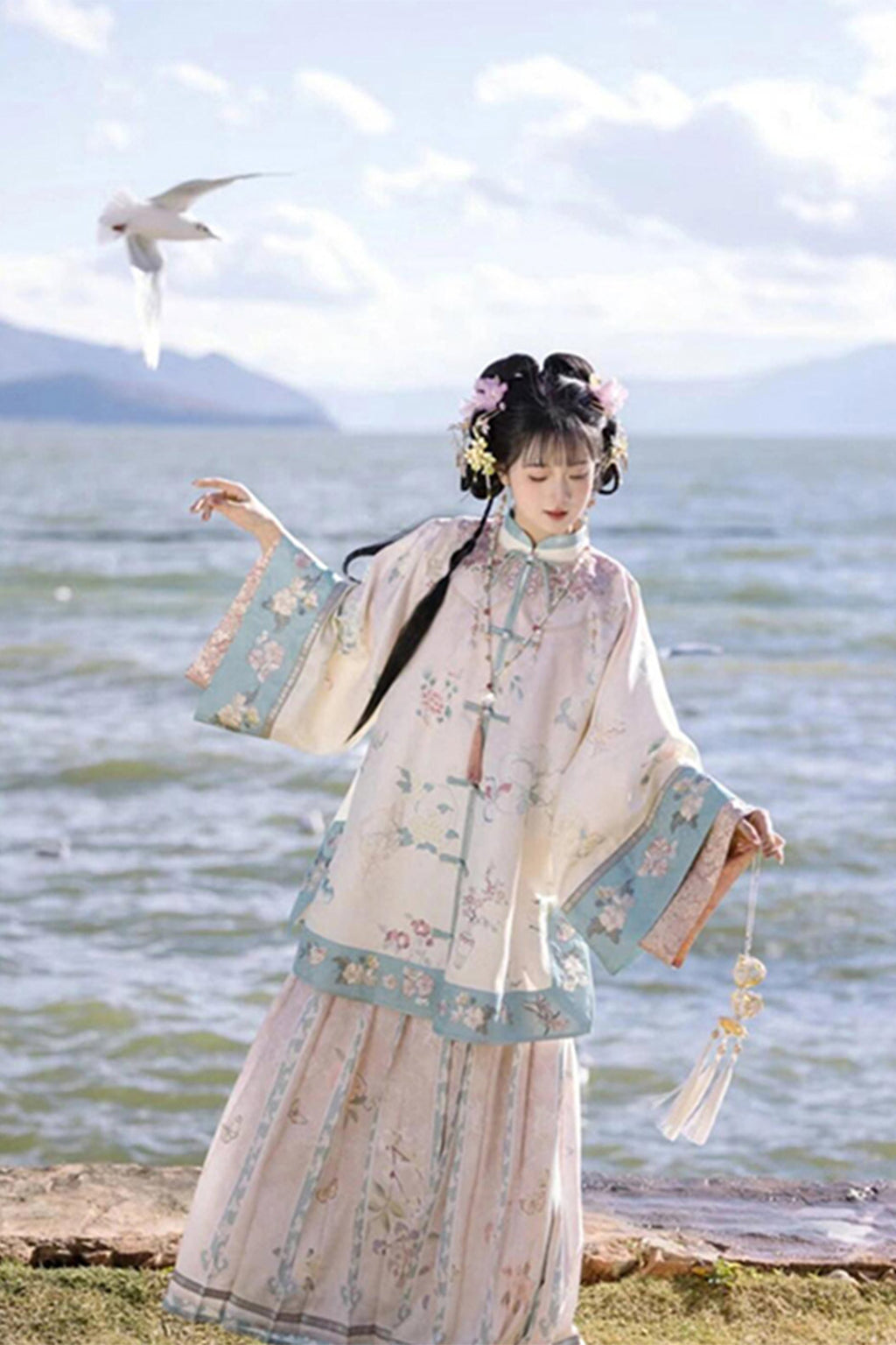 Qing Dynasty Pink-white Hanfu Dress with Mamian Qun Set Modern Chinese Style - fangxingui 芳信归