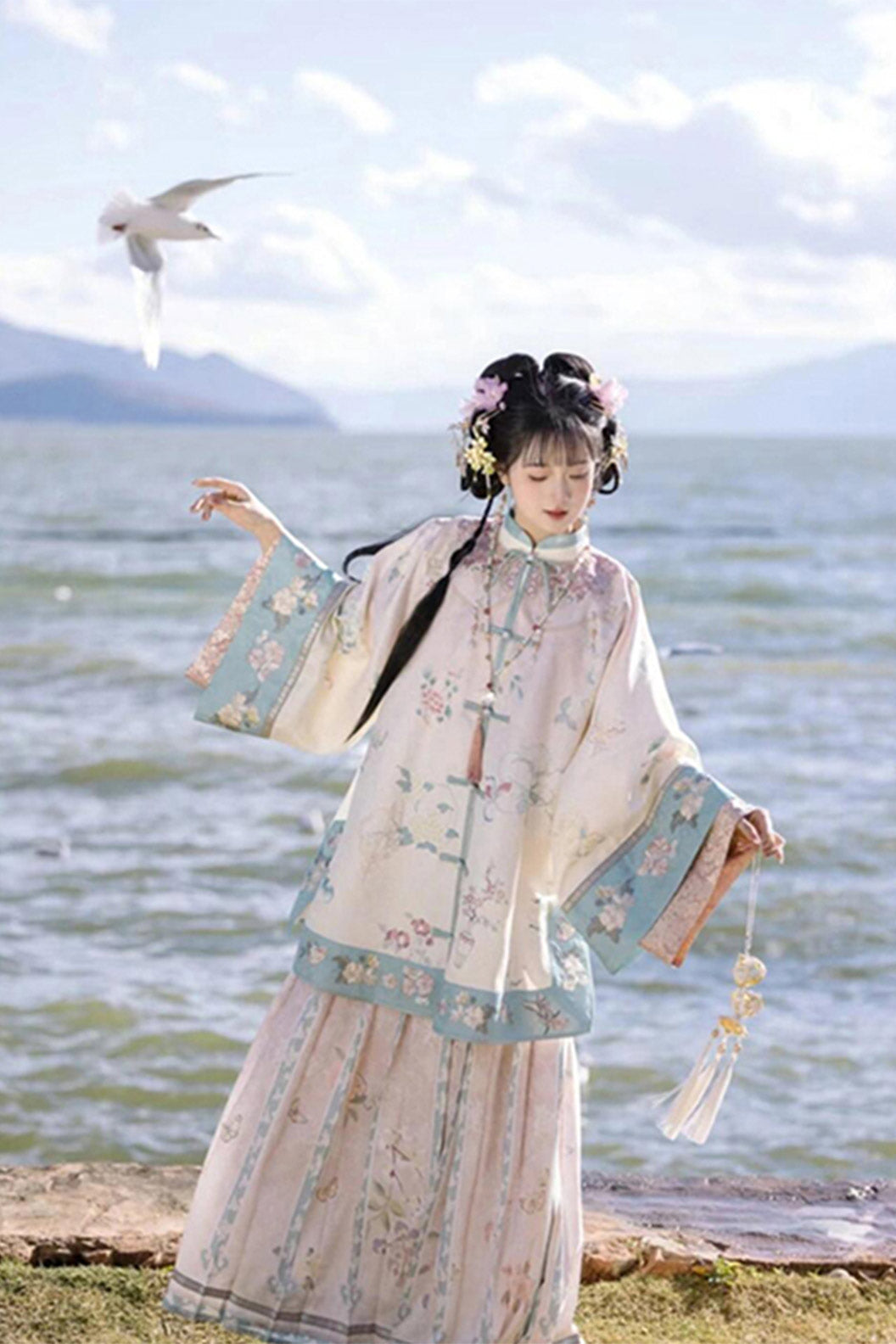 Qing Dynasty Pink-white Hanfu Dress with Mamian Qun Set Modern Chinese Style - fangxingui 芳信归