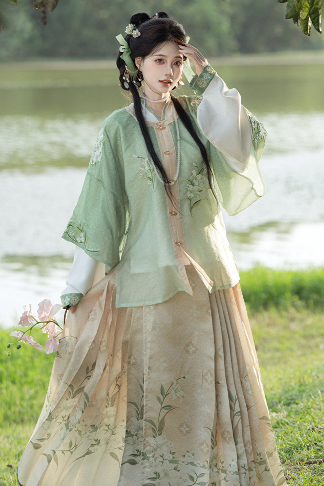 Song Dynasty Green Hanfu Dress with Floral Mamian Qun and Modern Chinese Style - liuyin 流萤