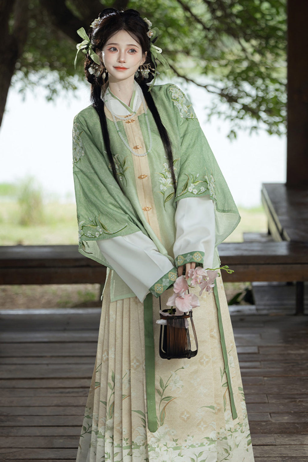 Song Dynasty Green Hanfu Dress with Floral Mamian Qun and Modern Chinese Style - liuyin 流萤