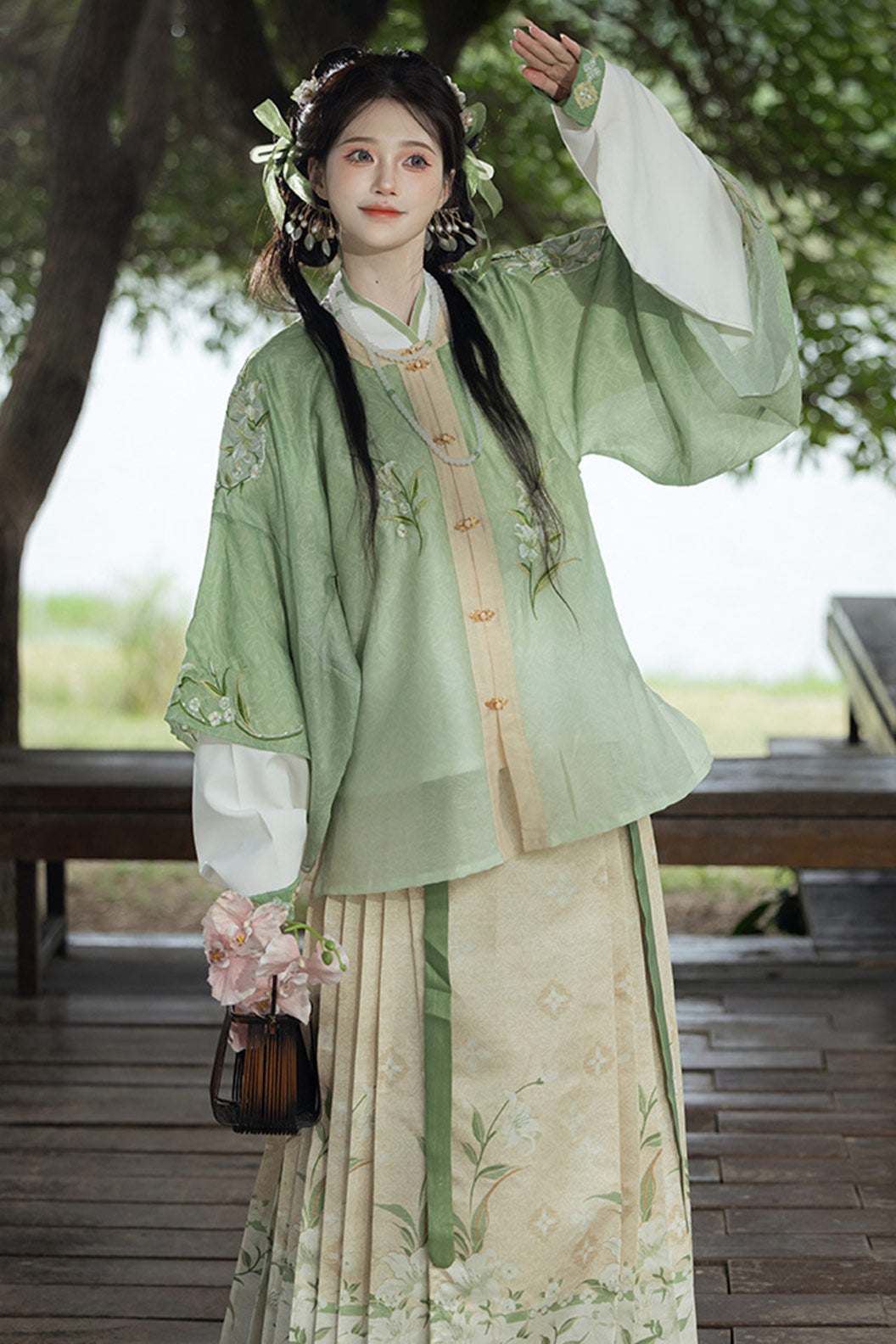 Song Dynasty Green Hanfu Dress with Floral Mamian Qun and Modern Chinese Style - liuyin 流萤