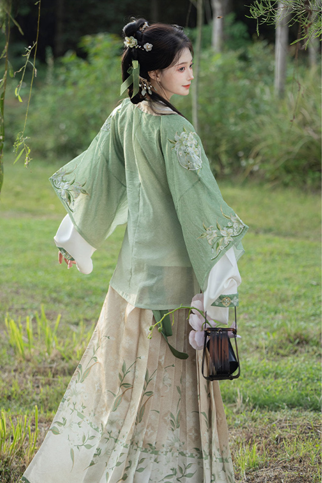 Song Dynasty Green Hanfu Dress with Floral Mamian Qun and Modern Chinese Style - liuyin 流萤