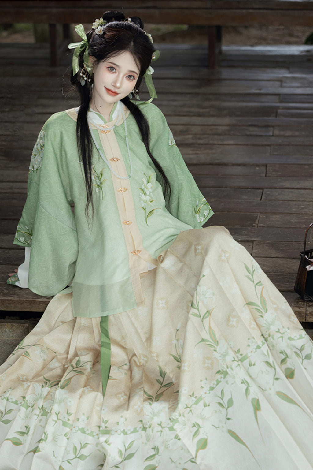 Song Dynasty Green Hanfu Dress with Floral Mamian Qun and Modern Chinese Style - liuyin 流萤