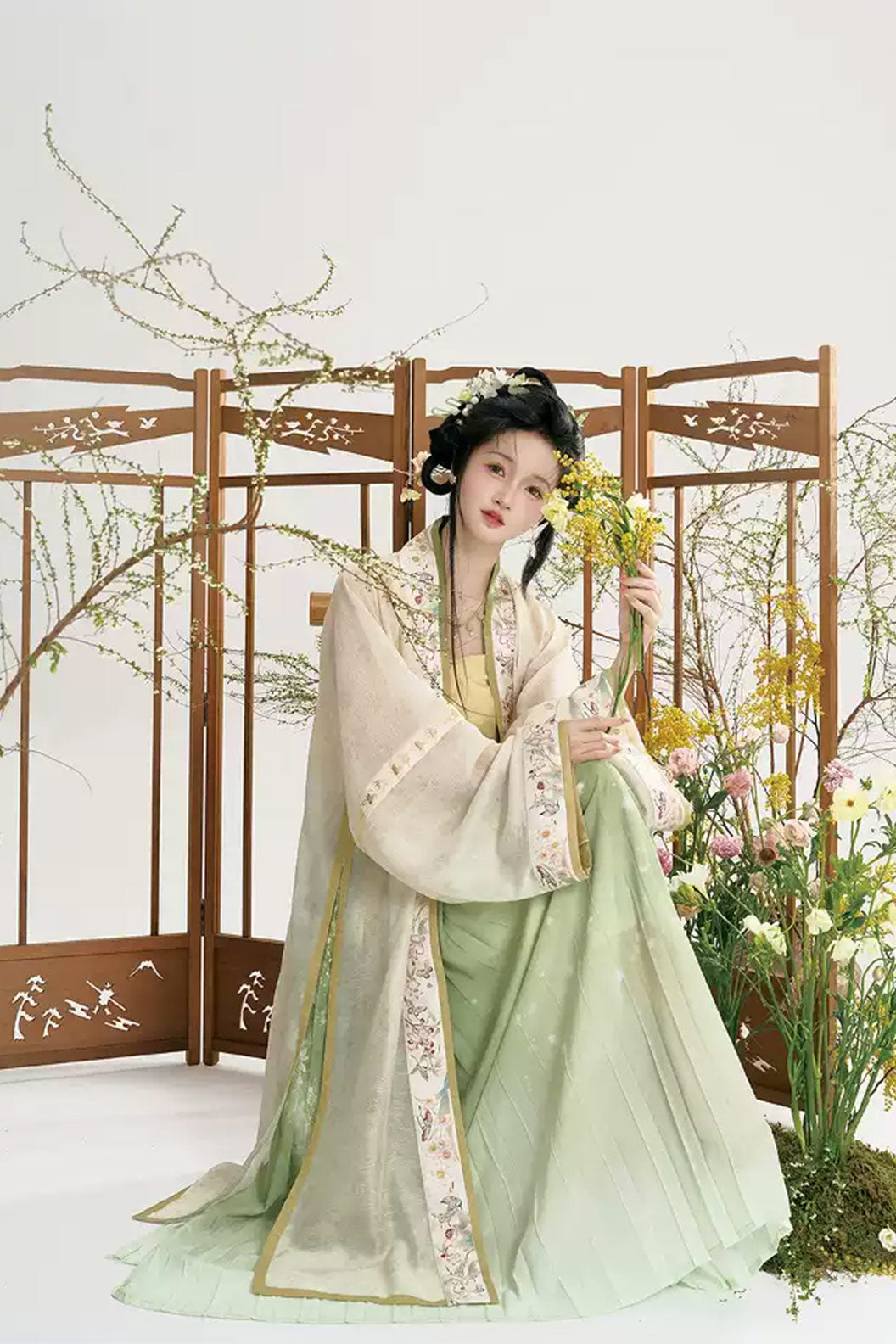 Song Dynasty Yellow Hanfu Dress with Full Edge Long Beizi and Gradient Pleated Skirt - furong 芙蓉