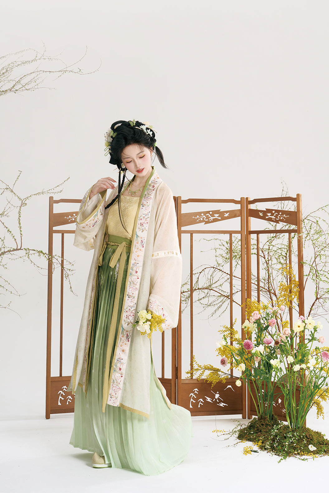 Song Dynasty Yellow Hanfu Dress with Full Edge Long Beizi and Gradient Pleated Skirt - furong 芙蓉