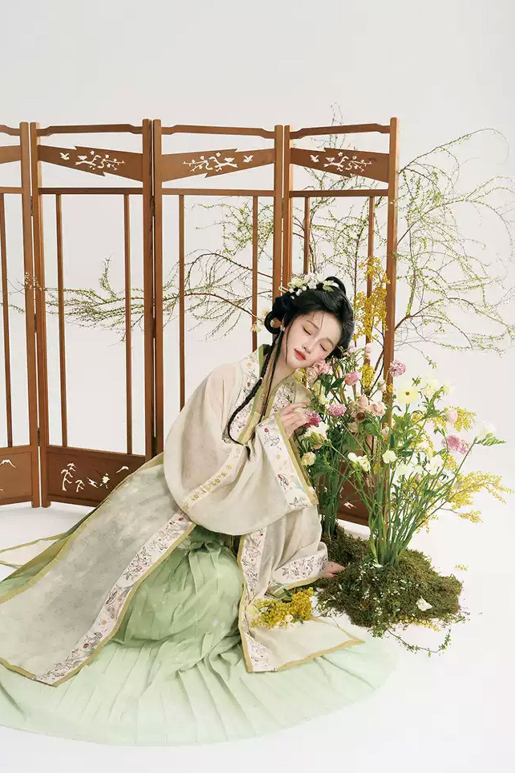 Song Dynasty Yellow Hanfu Dress with Full Edge Long Beizi and Gradient Pleated Skirt - furong 芙蓉