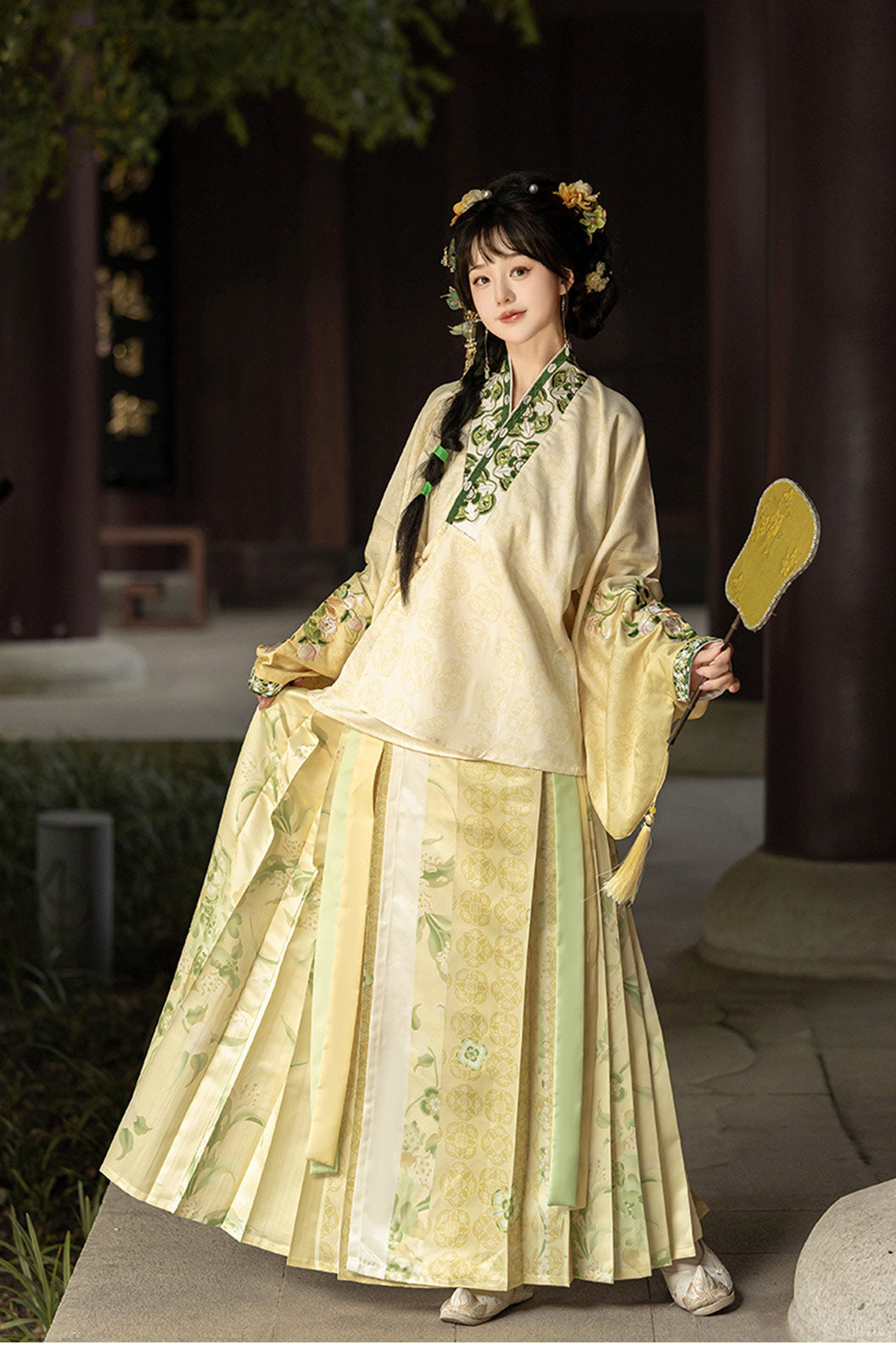 Tang Dynasty Green Hanfu Dress with Heavy Embroidery Pipa Sleeves and Ma Mianqun - qingtaoqian 青桃祈安