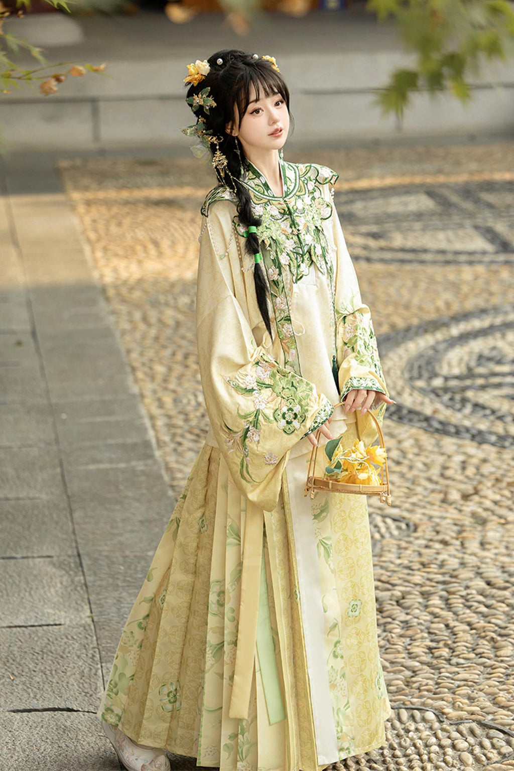 Tang Dynasty Green Hanfu Dress with Heavy Embroidery Pipa Sleeves and Ma Mianqun - qingtaoqian 青桃祈安