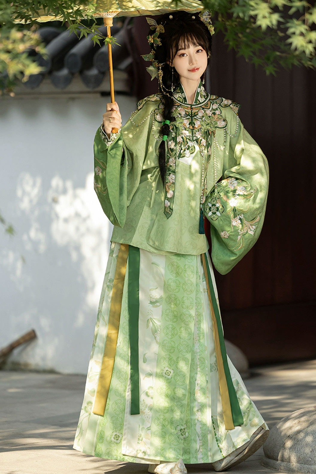 Tang Dynasty Green Hanfu Dress with Heavy Embroidery Pipa Sleeves and Ma Mianqun - qingtaoqian 青桃祈安