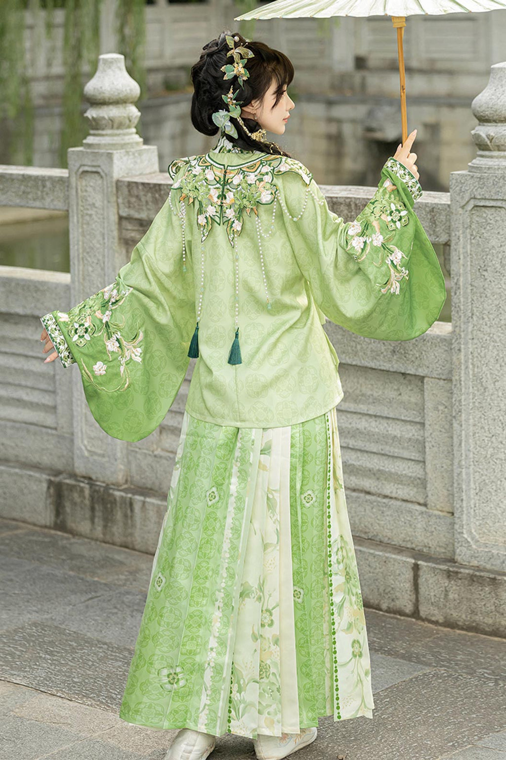 Tang Dynasty Green Hanfu Dress with Heavy Embroidery Pipa Sleeves and Ma Mianqun - qingtaoqian 青桃祈安