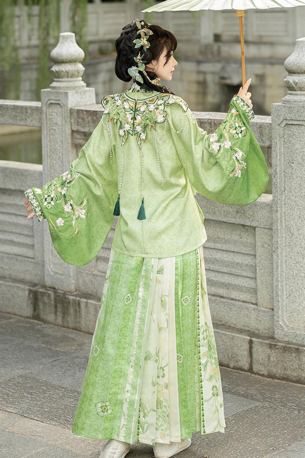 Tang Dynasty Green Hanfu Dress with Heavy Embroidery Pipa Sleeves and Ma Mianqun - qingtaoqian 青桃祈安