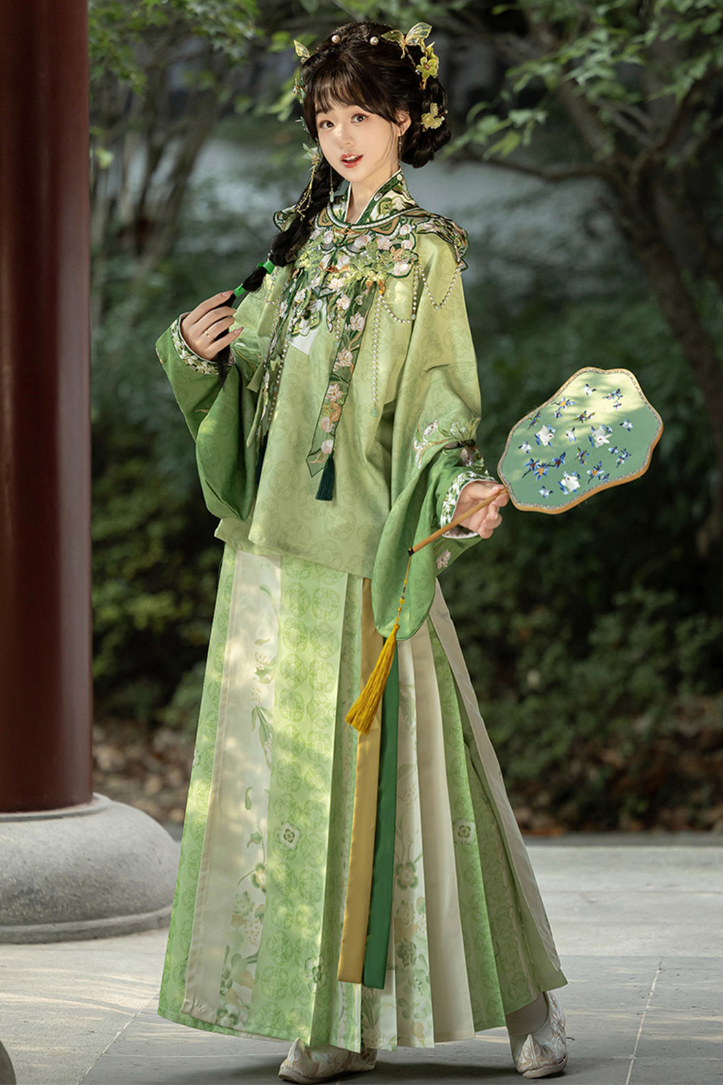 Tang Dynasty Green Hanfu Dress with Heavy Embroidery Pipa Sleeves and Ma Mianqun - qingtaoqian 青桃祈安