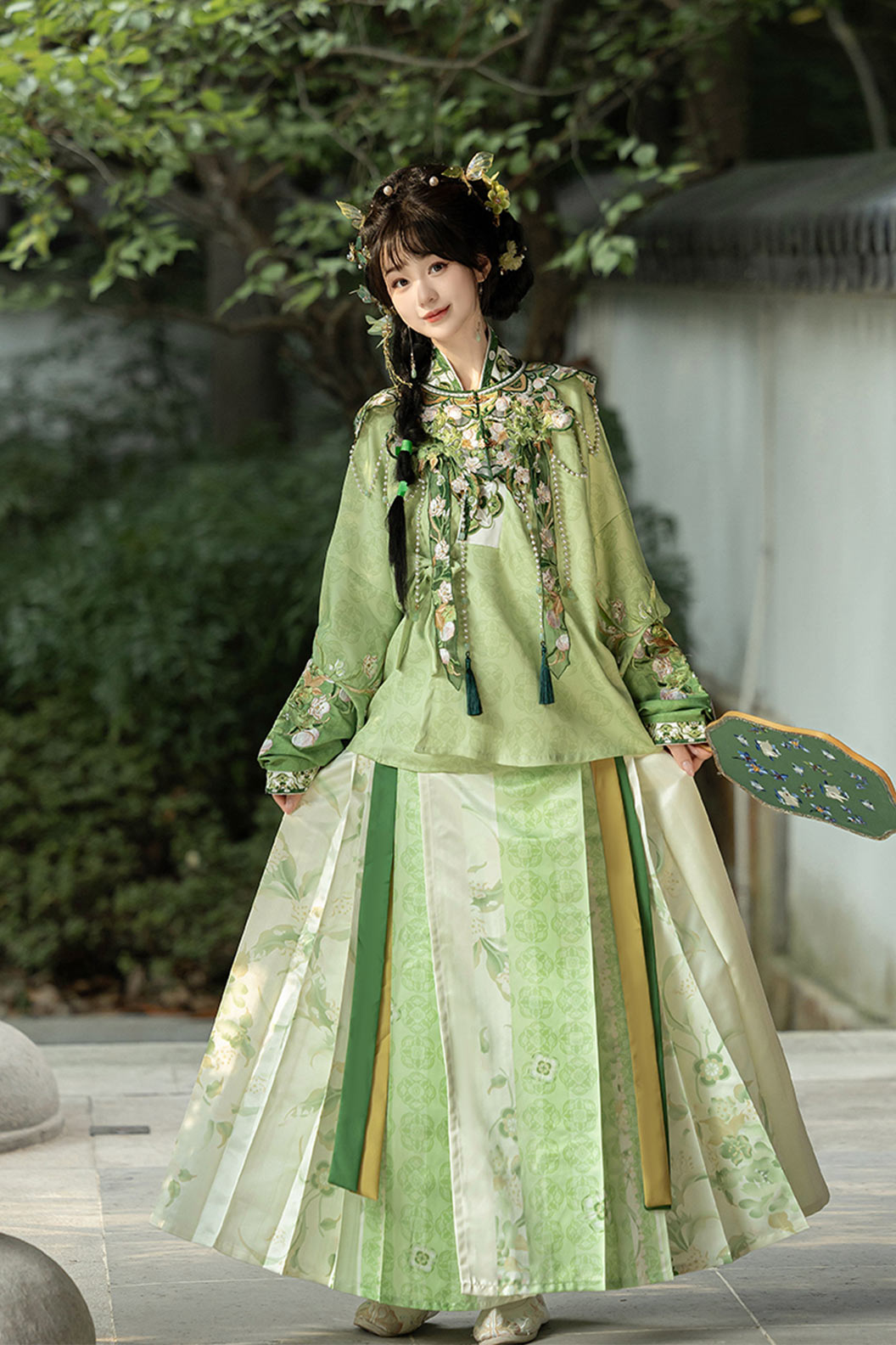 Tang Dynasty Green Hanfu Dress with Heavy Embroidery Pipa Sleeves and Ma Mianqun - qingtaoqian 青桃祈安