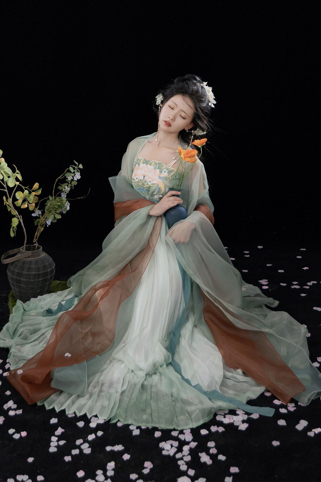 Tang Dynasty Embroidered Hezi Skirt Qixiong Large Sleeve Robe Hanfu Dress - jinghuashuiyue 镜花水月