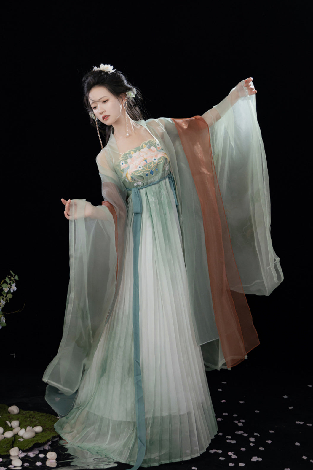 Tang Dynasty Embroidered Hezi Skirt Qixiong Large Sleeve Robe Hanfu Dress - jinghuashuiyue 镜花水月