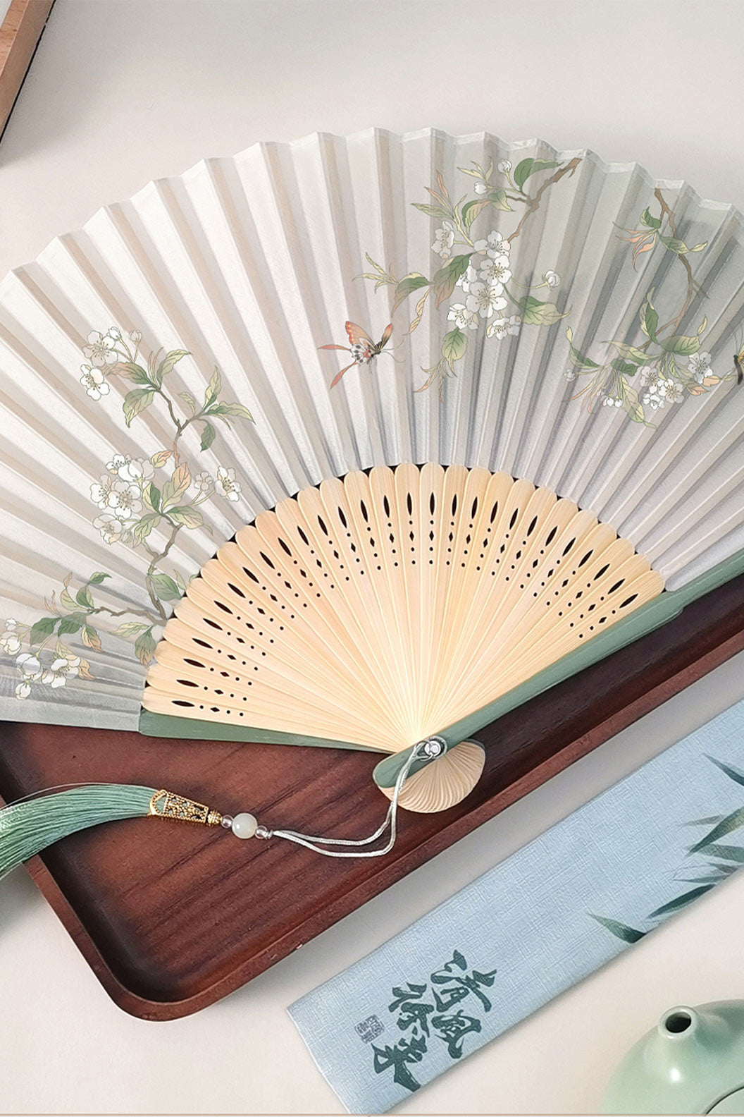 Chinese hand fan with new Chinese style bamboo folding fan