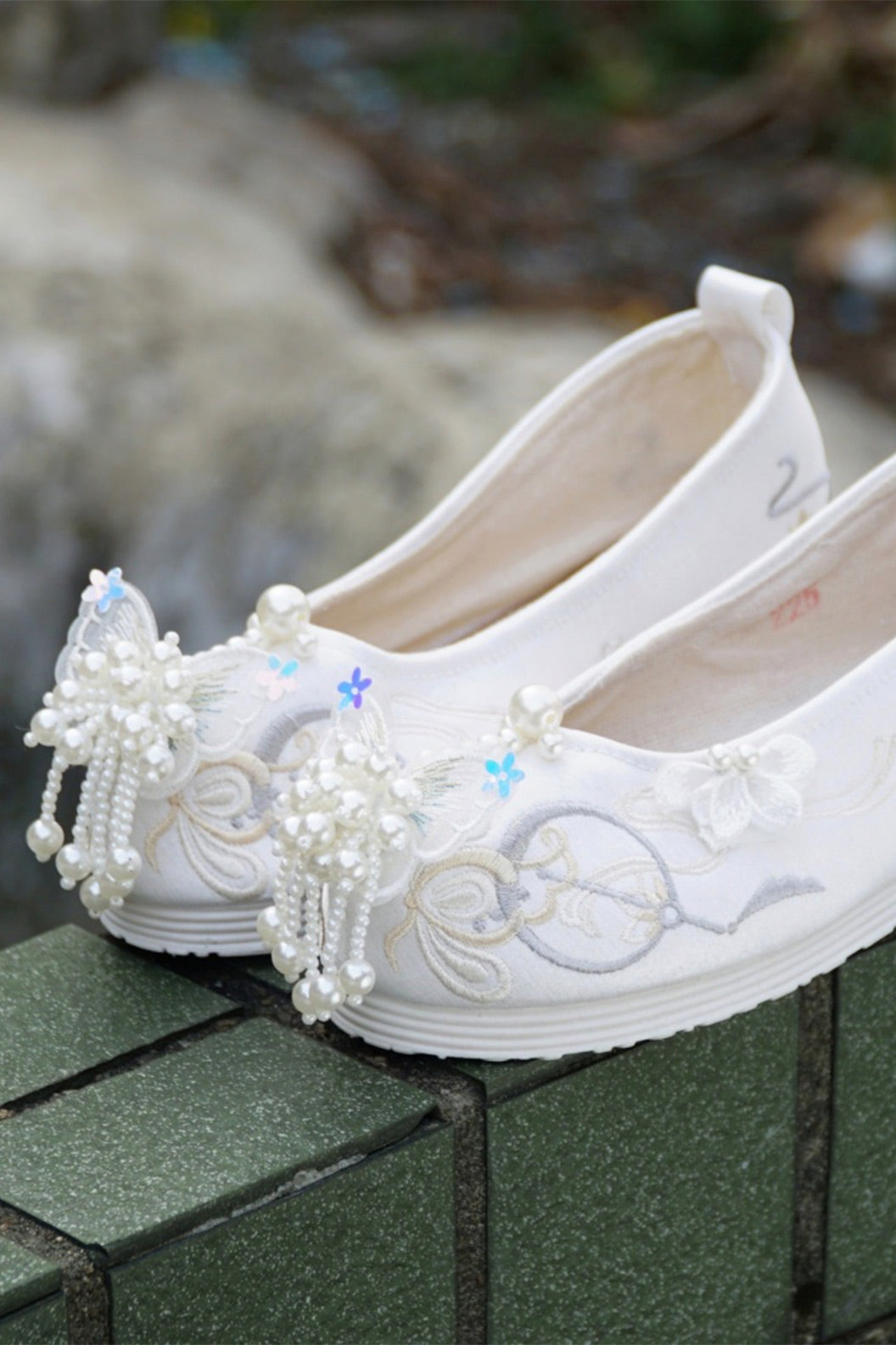Embroidered Shoes Ming Dynasty Butterfly Upturned Toe Cloth Shoes