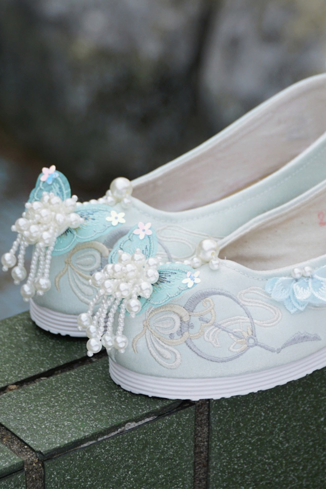 Embroidered Shoes Ming Dynasty Butterfly Upturned Toe Cloth Shoes