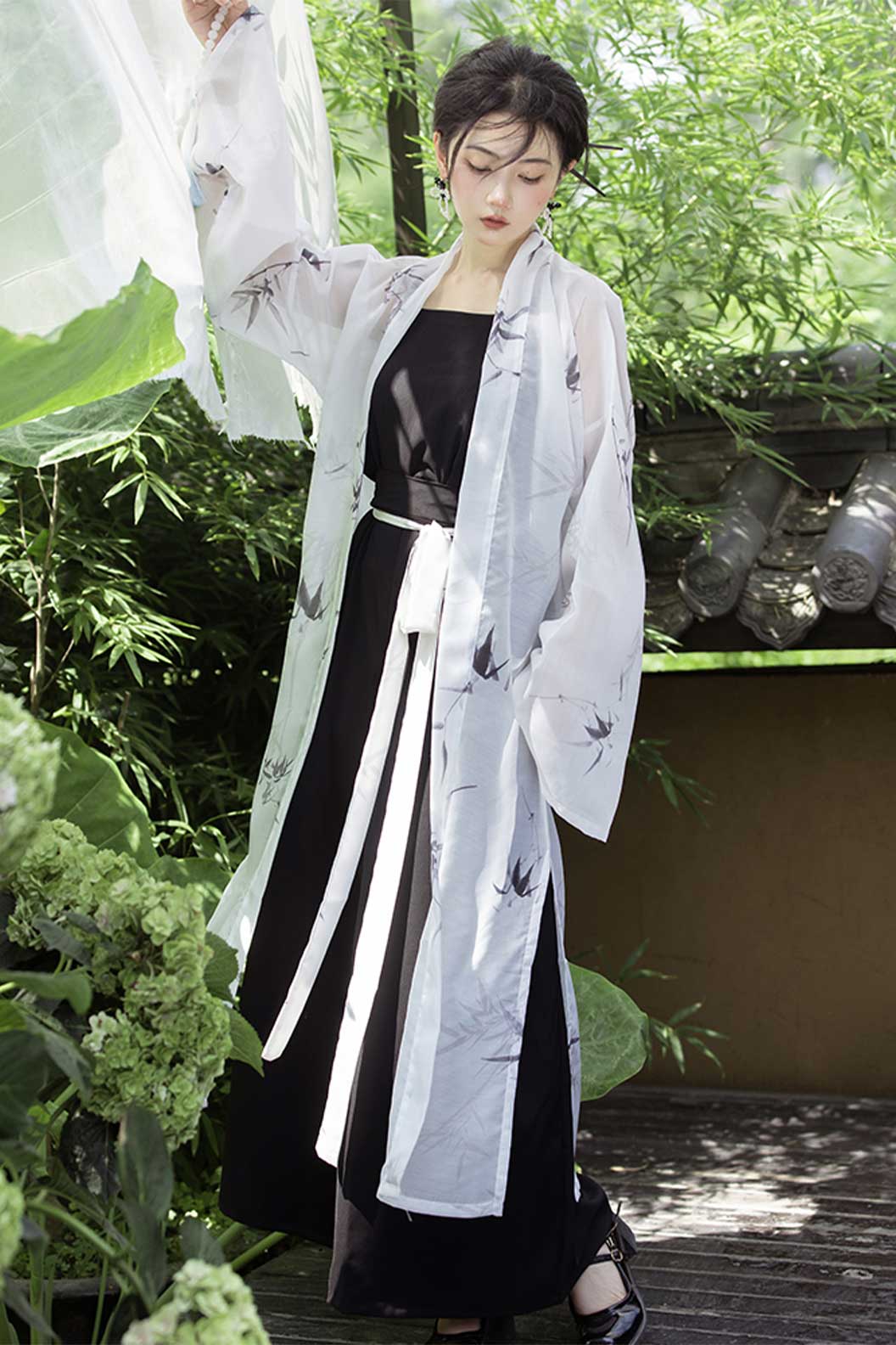 Ming Dynasty Black-White Hanfu Dress with Long Shirt and Three-Pleat Skirt - zhuran 竹染