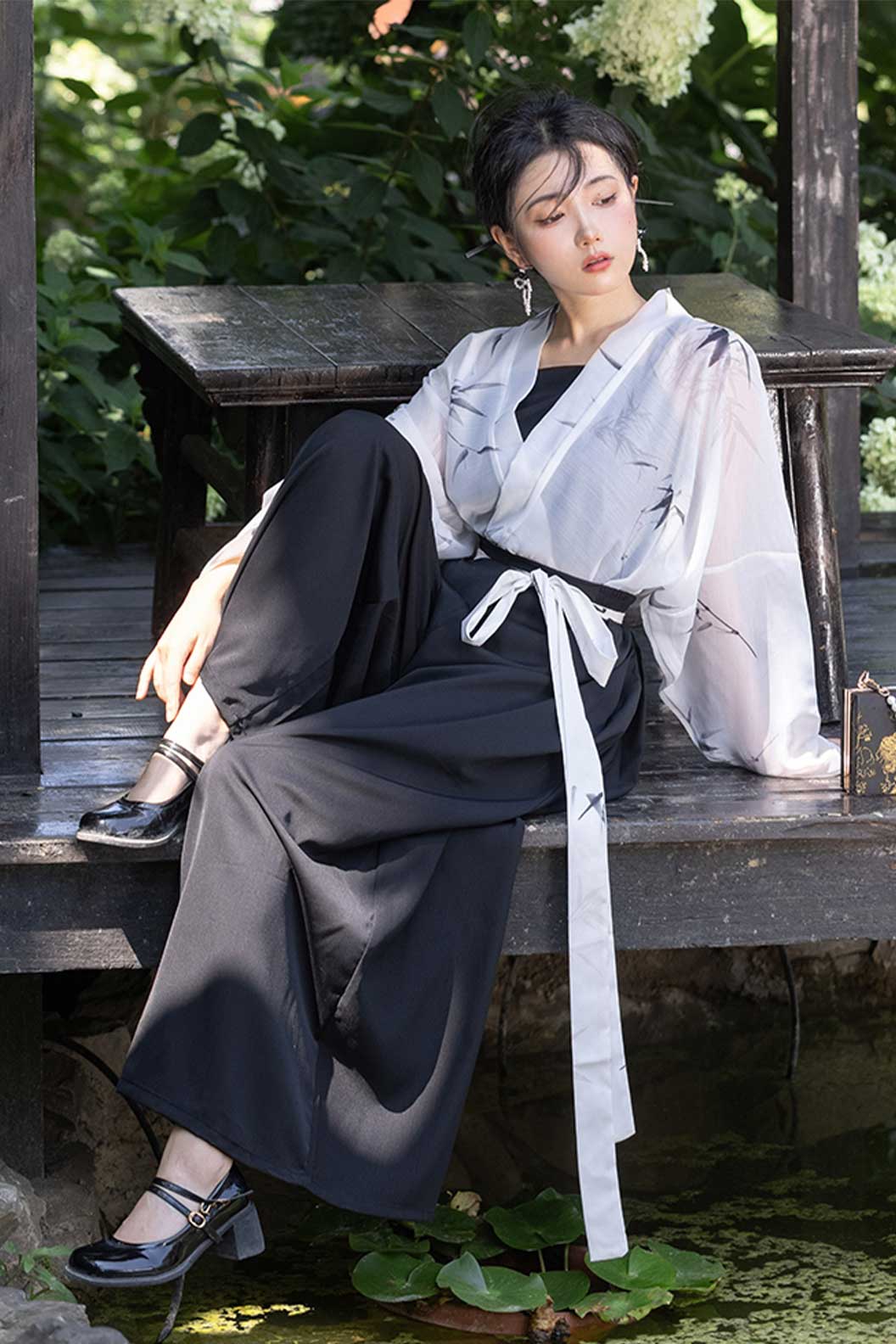 Ming Dynasty Black-White Hanfu Dress with Long Shirt and Three-Pleat Skirt - zhuran 竹染