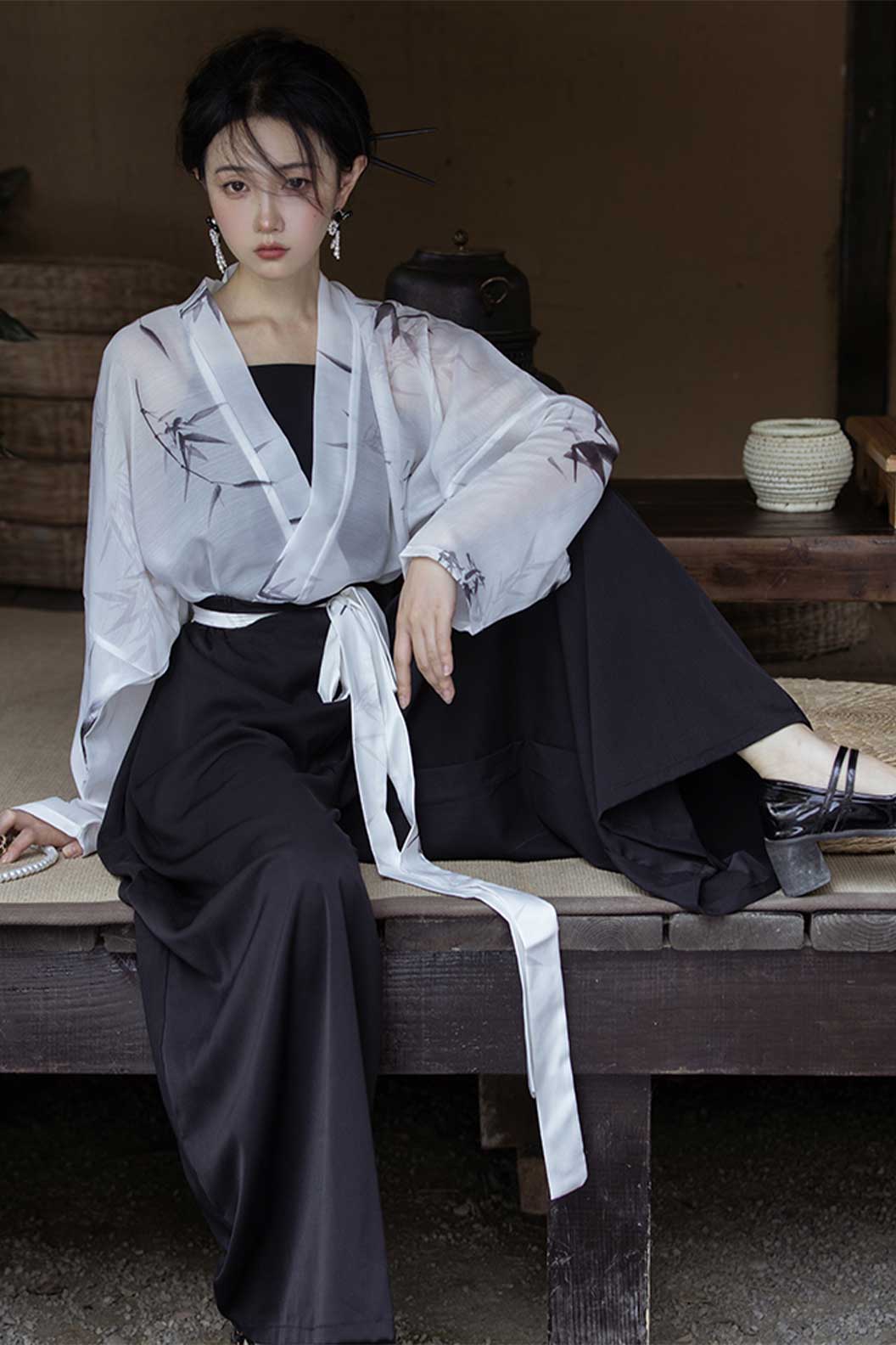 Ming Dynasty Black-White Hanfu Dress with Long Shirt and Three-Pleat Skirt - zhuran 竹染