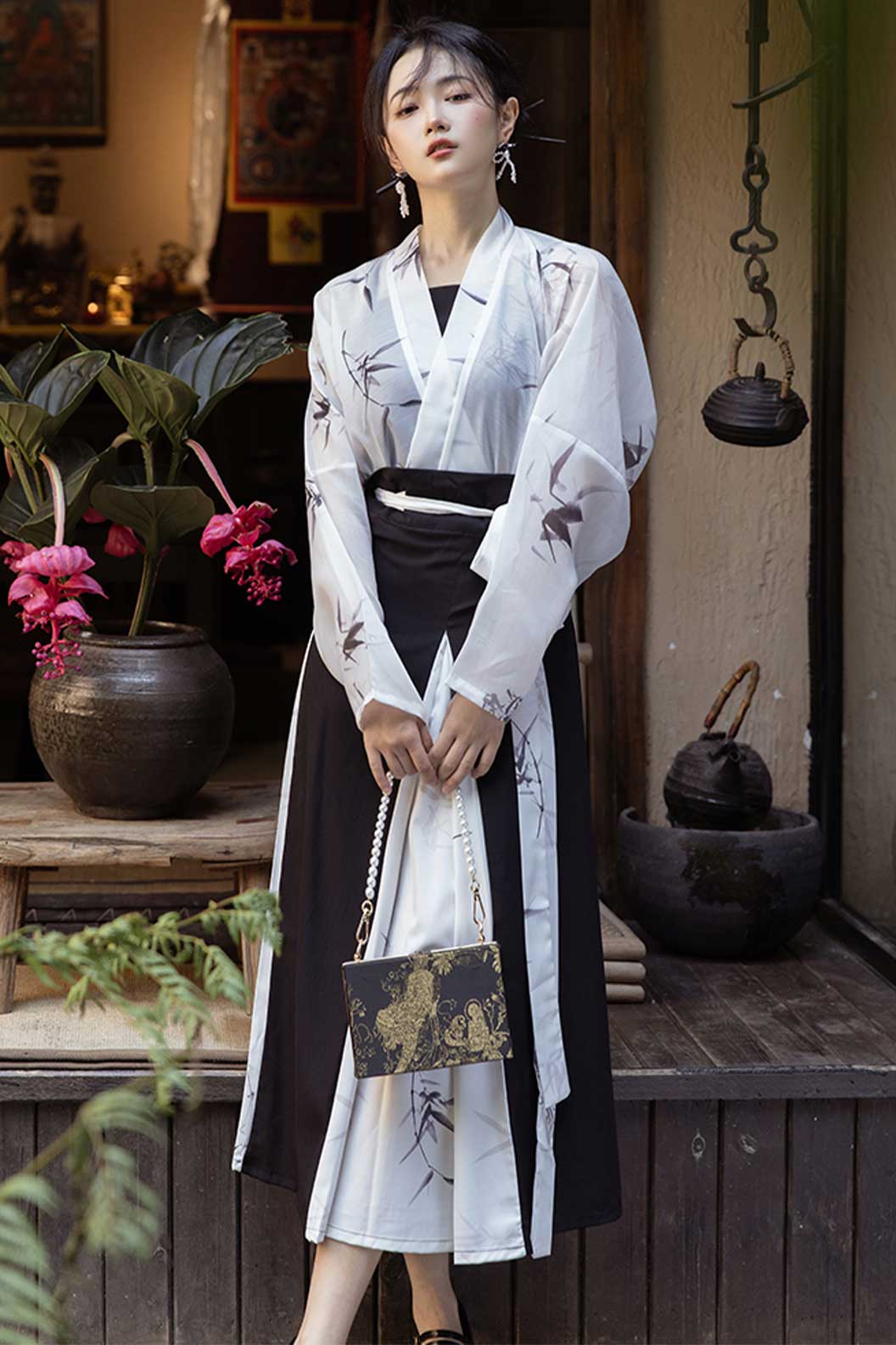 Ming Dynasty Black-White Hanfu Dress with Long Shirt and Three-Pleat Skirt - zhuran 竹染