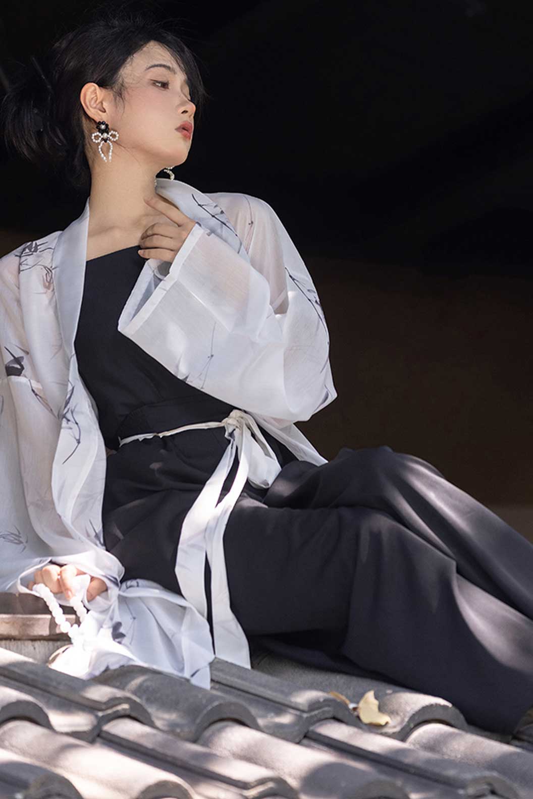 Ming Dynasty Black-White Hanfu Dress with Long Shirt and Three-Pleat Skirt - zhuran 竹染
