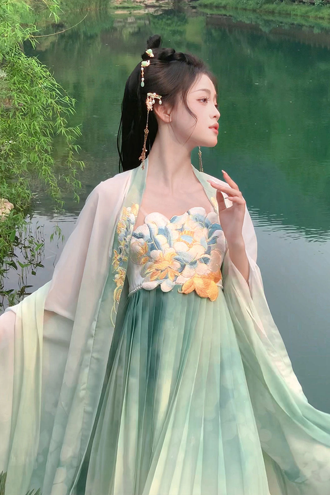 Ming Dynasty Blue Hanfu Dress with Lotus Flower Embroidery and Kouzi Skirt - sijichun 四季春