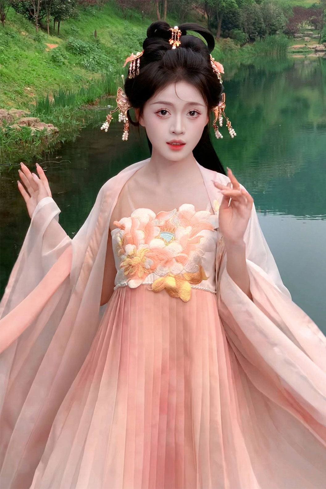 Ming Dynasty Blue Hanfu Dress with Lotus Flower Embroidery and Kouzi Skirt - sijichun 四季春