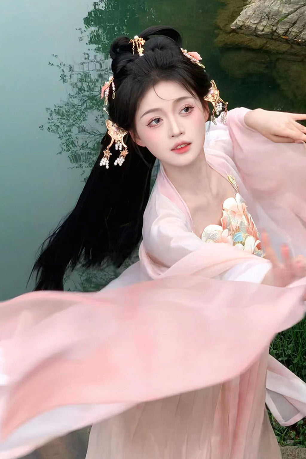 Ming Dynasty Blue Hanfu Dress with Lotus Flower Embroidery and Kouzi Skirt - sijichun 四季春