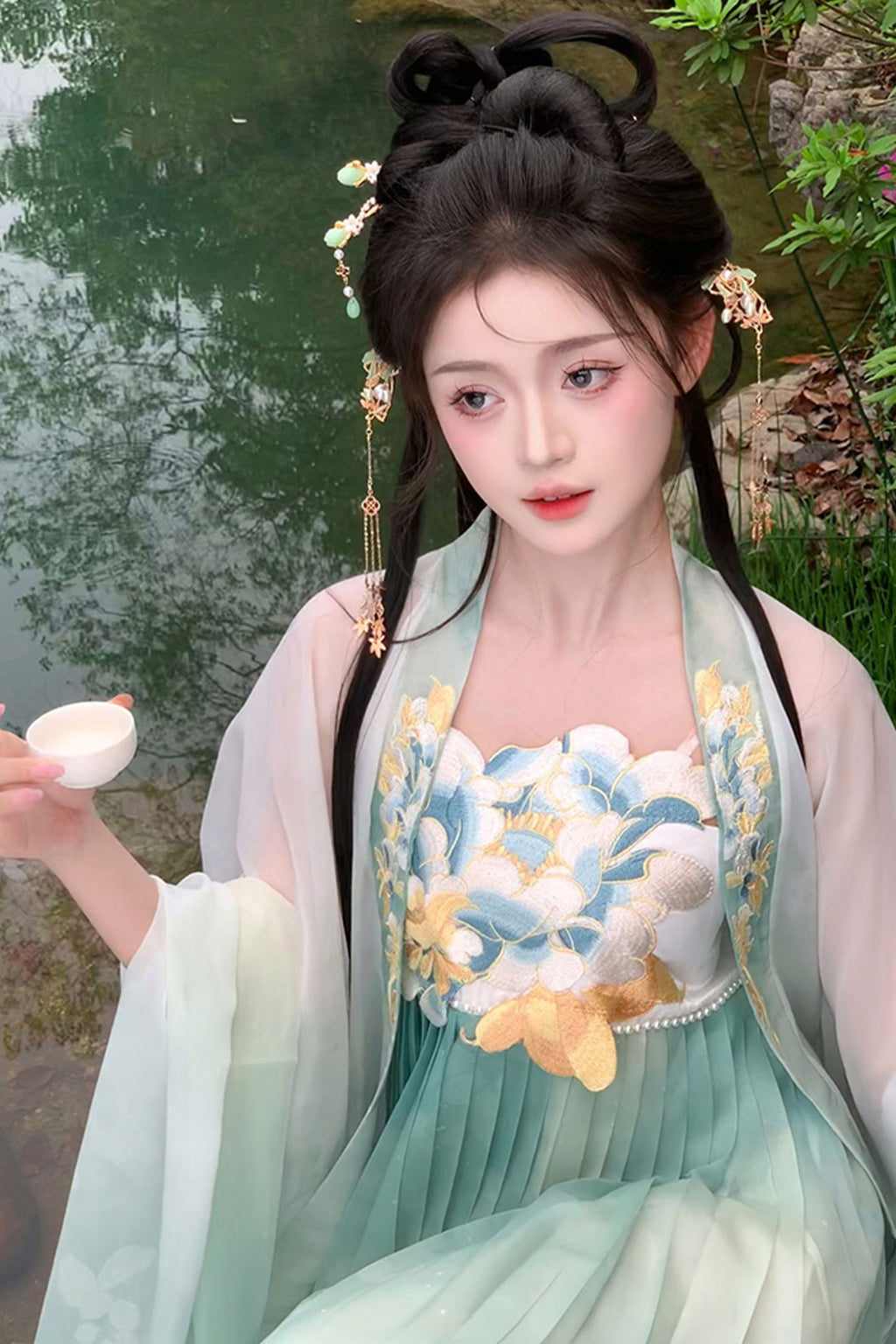 Ming Dynasty Blue Hanfu Dress with Lotus Flower Embroidery and Kouzi Skirt - sijichun 四季春