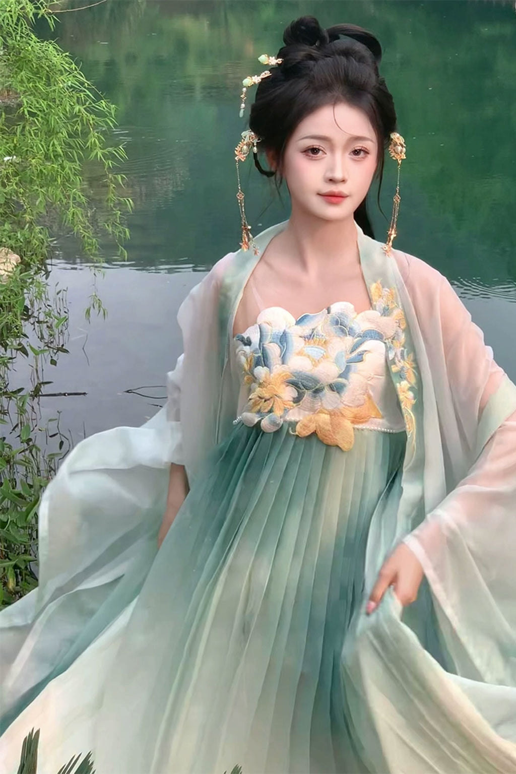 Ming Dynasty Blue Hanfu Dress with Lotus Flower Embroidery and Kouzi Skirt - sijichun 四季春
