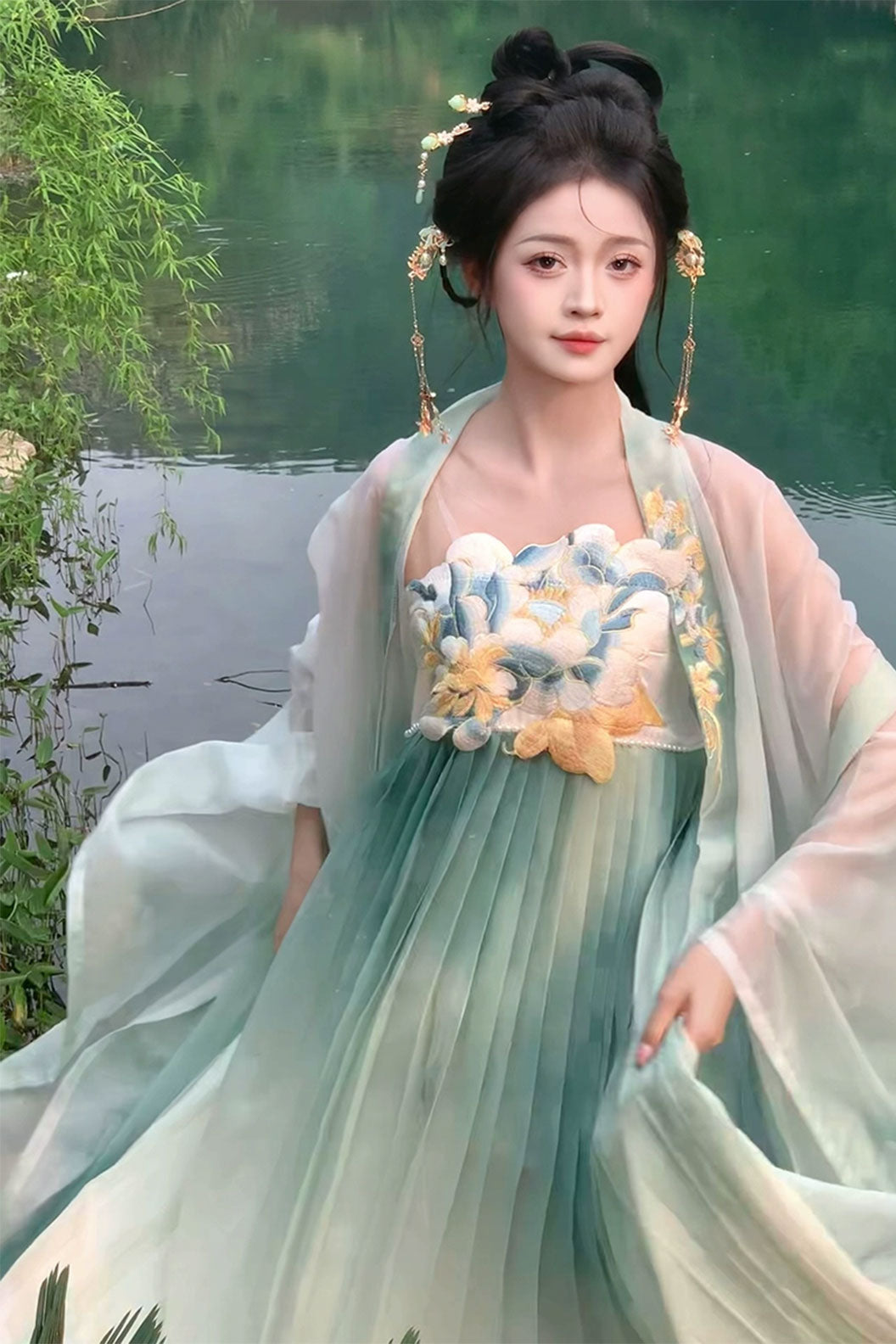 Ming Dynasty Blue Hanfu Dress with Lotus Flower Embroidery and Kouzi Skirt - sijichun 四季春