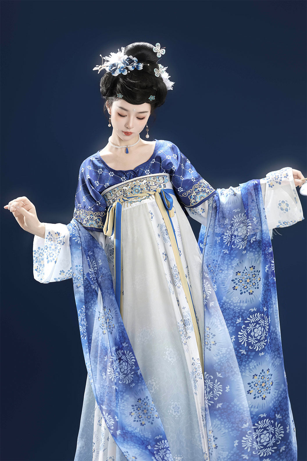 Ming Dynasty Blue Hanfu Dress with Qixiong  Ruqun Skirt and Pi Bo - qinghuaci 青花瓷