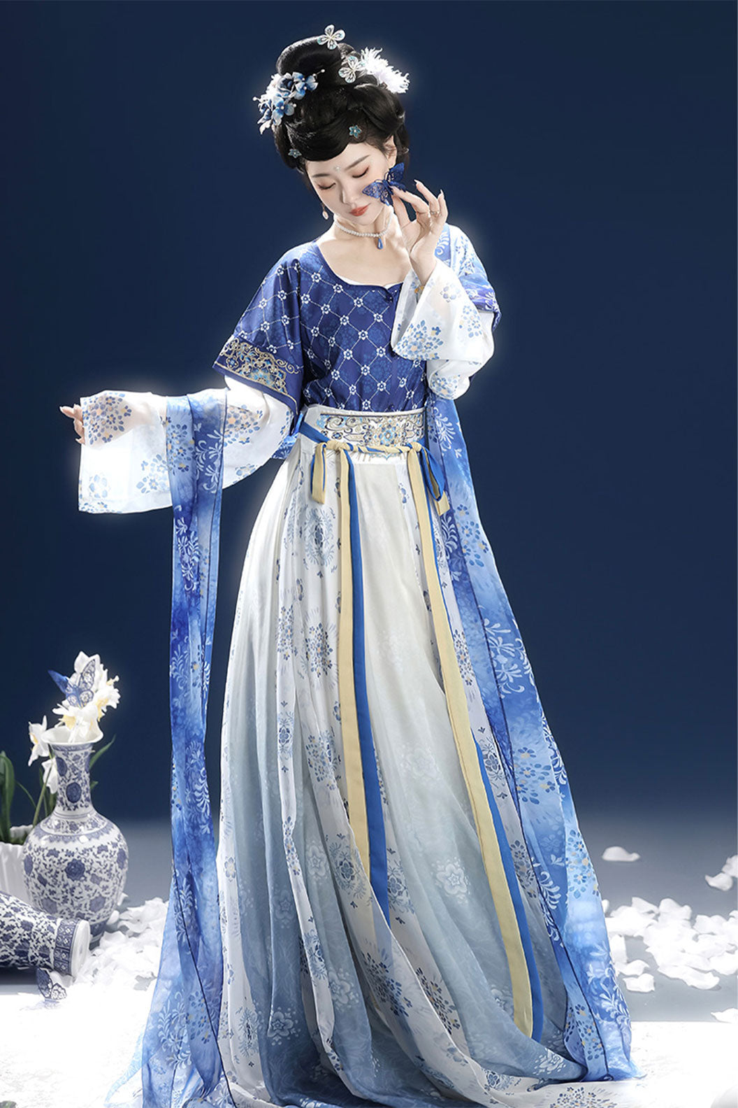 Ming Dynasty Blue Hanfu Dress with Qixiong  Ruqun Skirt and Pi Bo - qinghuaci 青花瓷