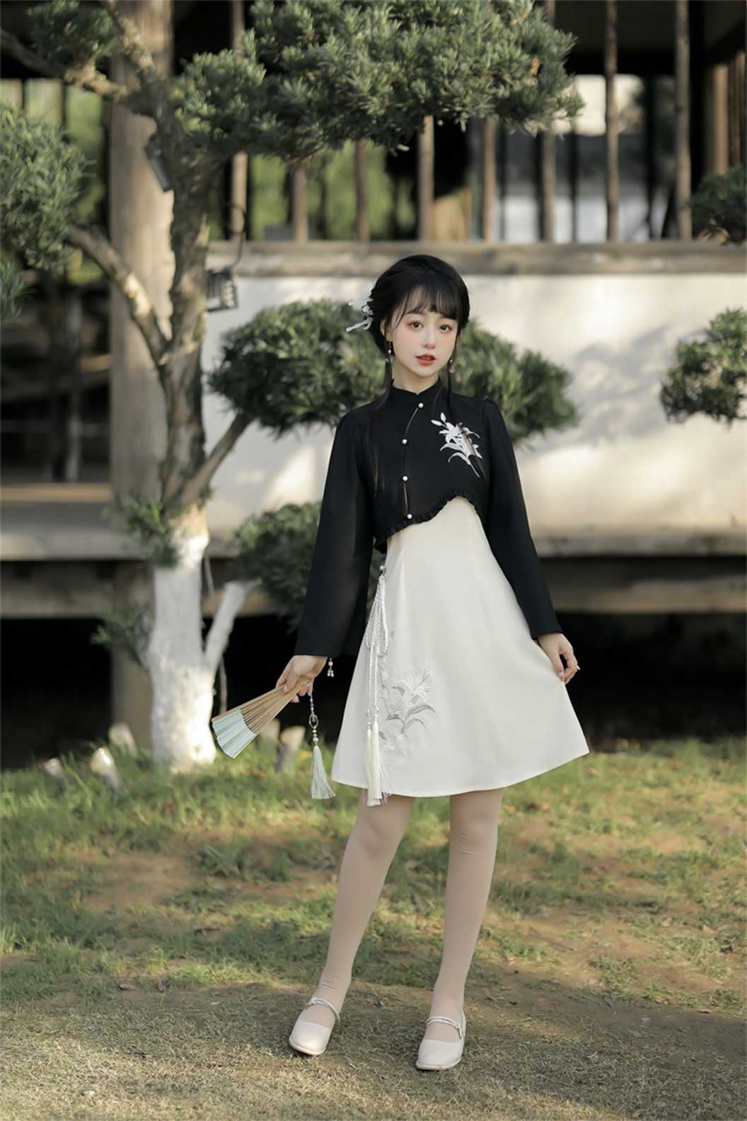 Modern Hanfu Black-White Hanfu Dress with Lily Flowers in Chinese Traditional Style - fengling 风铃