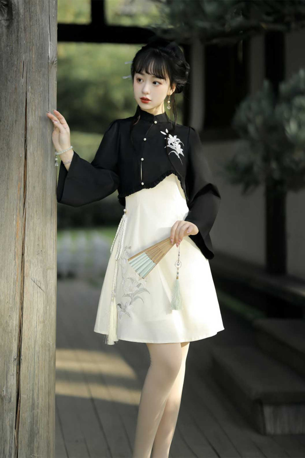 Modern Hanfu Black-White Hanfu Dress with Lily Flowers in Chinese Traditional Style - fengling 风铃