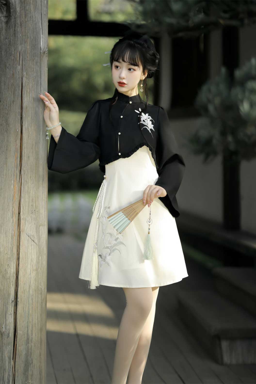 Modern Hanfu Black-White Hanfu Dress with Lily Flowers in Chinese Traditional Style - fengling 风铃