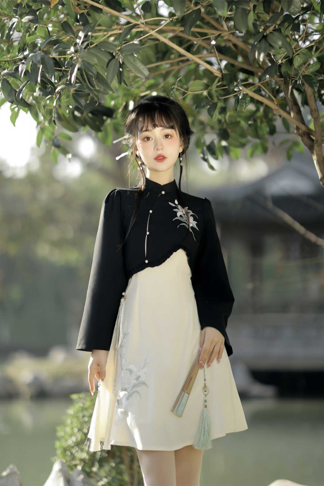 Modern Hanfu Black-White Hanfu Dress with Lily Flowers in Chinese Traditional Style - fengling 风铃