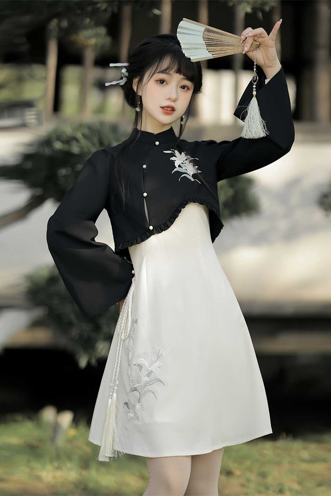 Modern Hanfu Black-White Hanfu Dress with Lily Flowers in Chinese Traditional Style - fengling 风铃