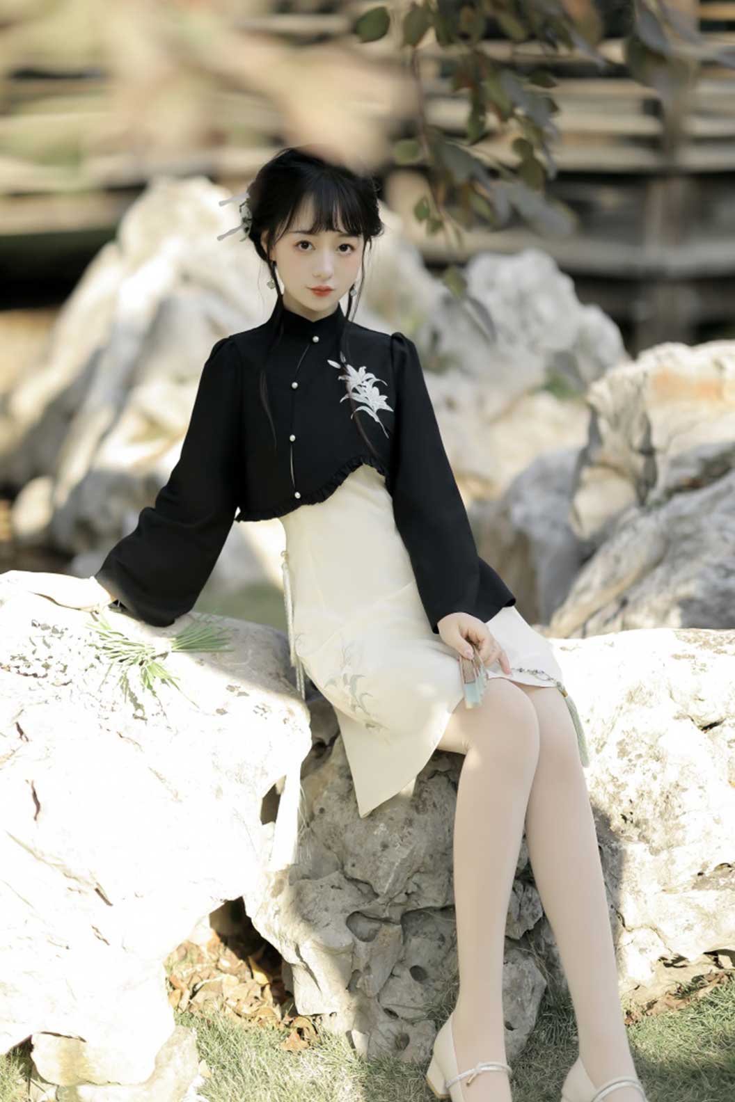 Modern Hanfu Black-White Hanfu Dress with Lily Flowers in Chinese Traditional Style - fengling 风铃