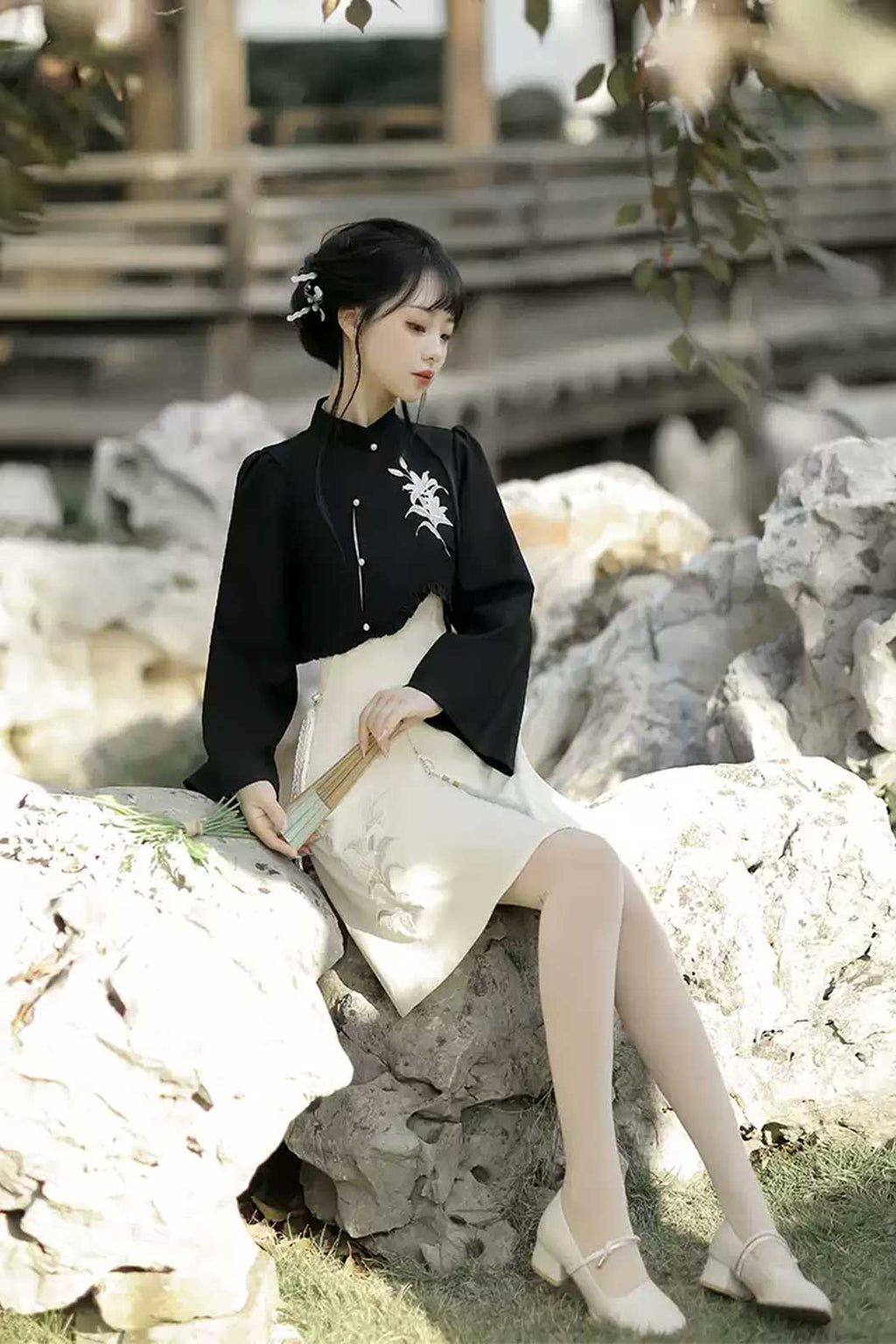 Modern Hanfu Black-White Hanfu Dress with Lily Flowers in Chinese Traditional Style - fengling 风铃