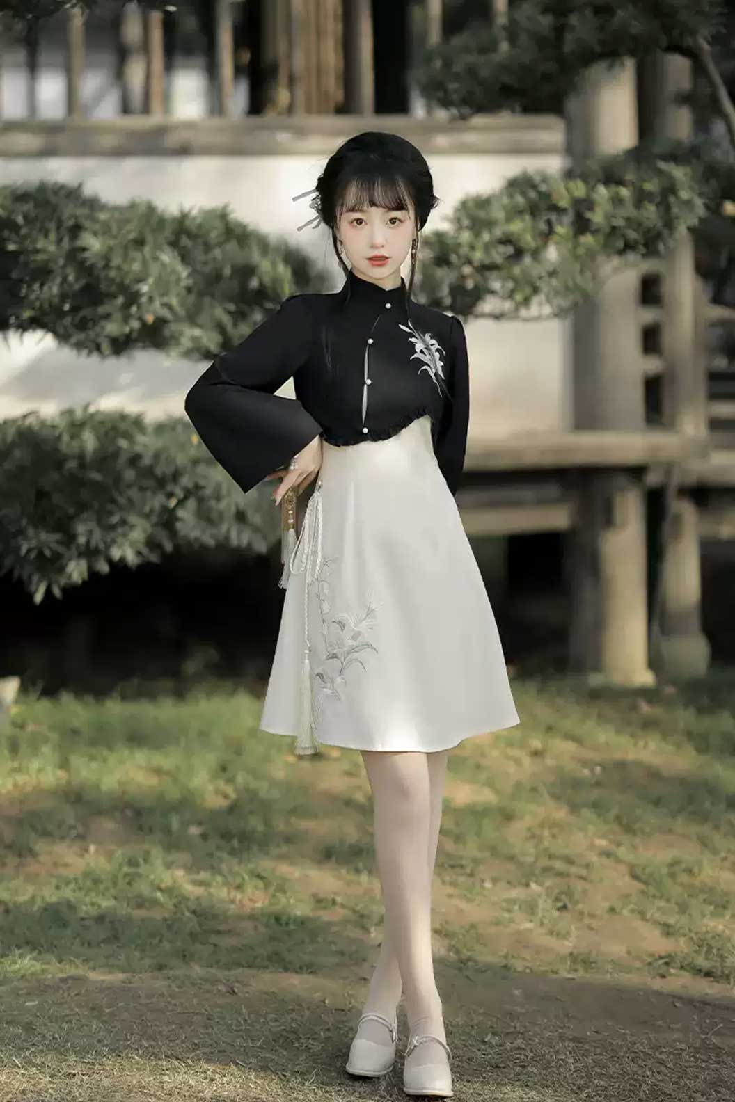 Modern Hanfu Black-White Hanfu Dress with Lily Flowers in Chinese Traditional Style - fengling 风铃