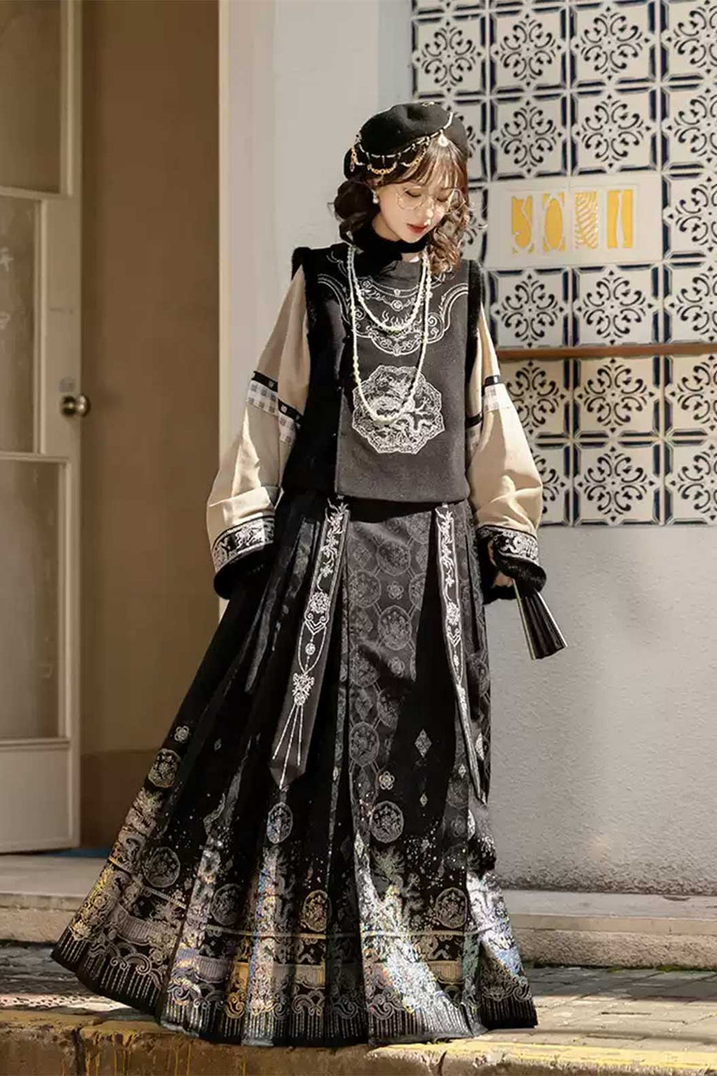 Modern Hanfu Black Mother-of-Pearl Inlay with Ma Mian Qun and Noble Lady Style - luodian 螺钿