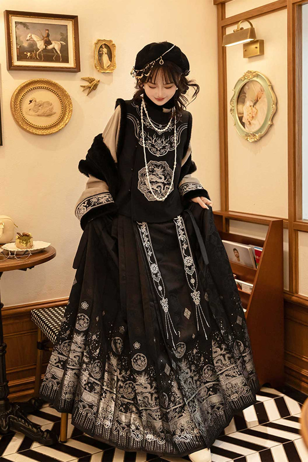 Modern Hanfu Black Mother-of-Pearl Inlay with Ma Mian Qun and Noble Lady Style - luodian 螺钿