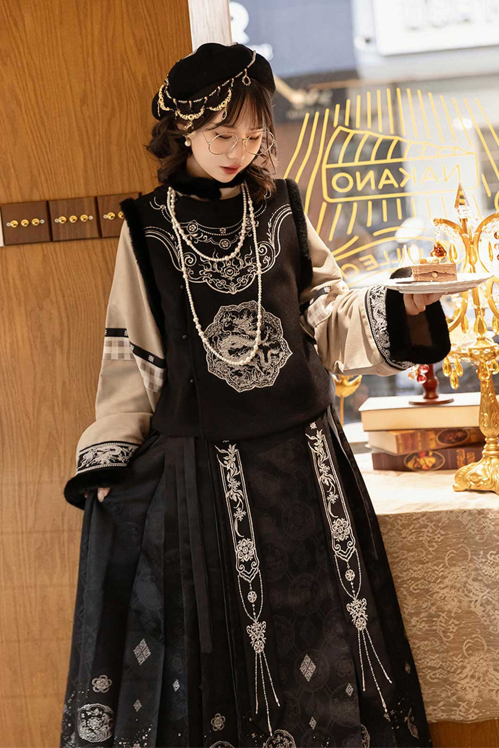Modern Hanfu Black Mother-of-Pearl Inlay with Ma Mian Qun and Noble Lady Style - luodian 螺钿